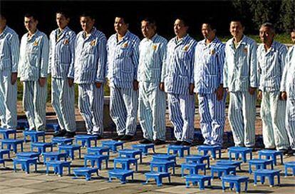 Un grupo de drogadictos chinos se preparan para realizar sus ejercicios diarios en un centro de rehabilitación de Pekín.