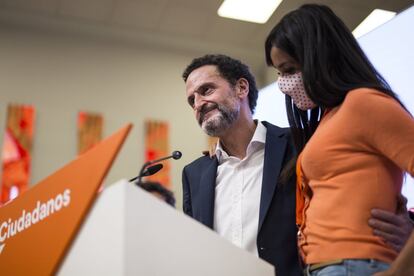 El candidato de Ciudadanos a la Presidencia de la Comunidad de Madrid, Edmundo Bal, acompañado de la vicealcaldesa de Madrid, Begoña Villacís. La formación naranja queda fuera de la Asamblea de Madrid tras obtener poco más de 100.000 votos y perder los 26 escaños obtenidos en 2019.