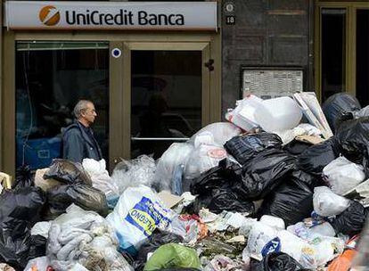 Basura acumulada en las calles de Nápoles durante la huelga de recogida de residuos de mayo de 2008.