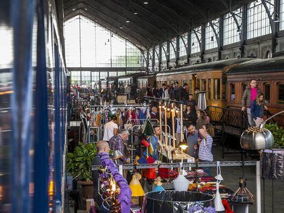 El público visita los puestos y los vagones expuestos en el Museo del Ferrocarril durante el último Mercado de Motores.