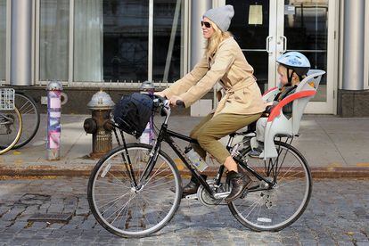 Naomi es una mujer muy urbana y le gusta moverse por Nueva York en bici.