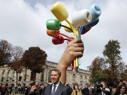 Jeff Koons, delante de su escultura 'Bouquet of Tulips' ayer en París. 