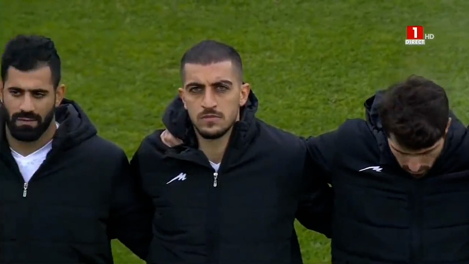 La selección de fútbol de Irán tapa los símbolos de su país para