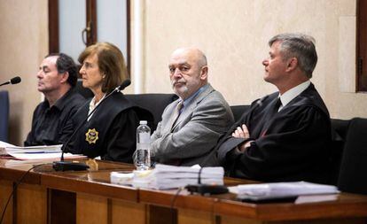 El juez Miguel Florit (en el centro), junto con sus abogados durante la primera sesión del juicio celebrado en la Audiencia de Palma. 