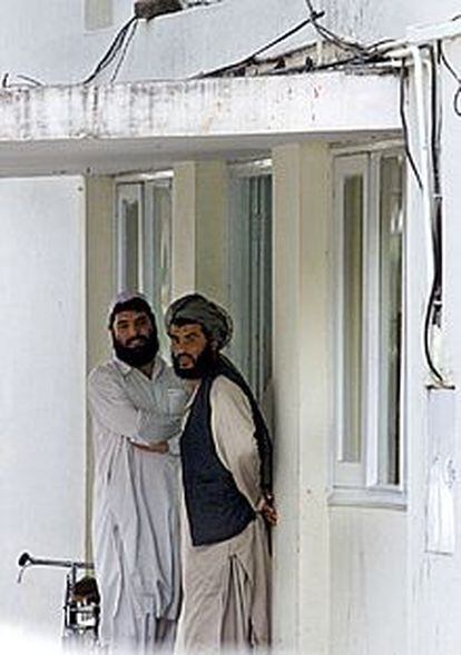 Dos empleados talibanes, junto a la puerta de su Embajada en Islamabad.