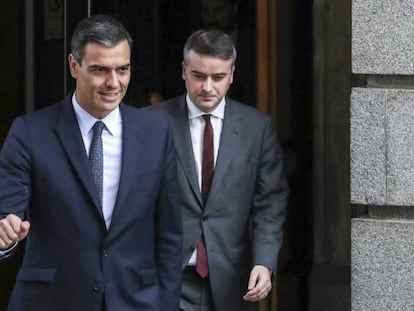 Iván Redondo sale del Congreso siguiendo a Pedro Sánchez, el pasado 23 de febrero.