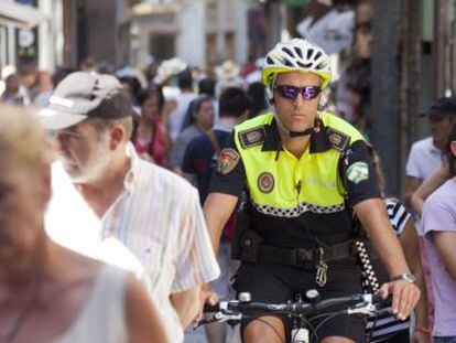 Un agente vigila esta ma&ntilde;ana en bicicleta una calle peatonal de Granada. 