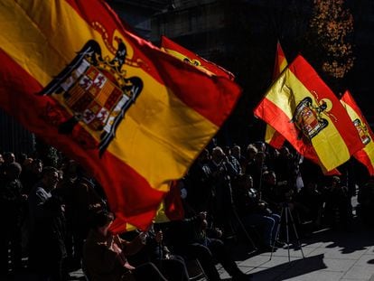 Varias personas asisten a un acto organizado por el Movimiento Católico español en memoria de Francisco Franco y José Antonio Primo de Rivera, este domingo en Madrid.