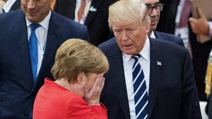 El presidente estadounidense, Donald J. Trump, y la canciller alemana, Angela Merkel, en el G20, en Hamburgo. EFE/Tore Meek