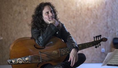 Fahmi Alqhai, violagambista y director del Festival de M&uacute;sica Antigua de Sevilla, en su local de ensayo.