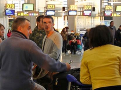 Usuarios del aeropuerto de Málaga esperan en cola a ser atendidos tras la huelga encubierta de controladores.