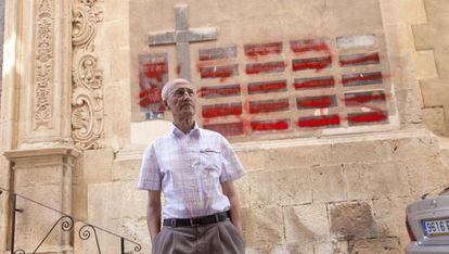 José Gallego, delante del muro del que tachó los nombres.