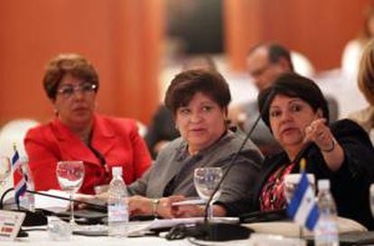 Entre los 80 expositores del evento se destaca la presidenta de la Fundación Interamericana del Corazón, Deborah Chen y la ministra de Salud de Costa Rica, Daisy Corrales (c). EFE/Archivo