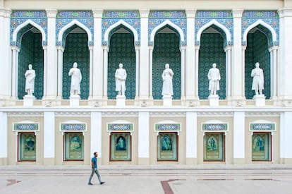 Fachada del Museo de la Literatura de Bakú (Azerbaiyán).