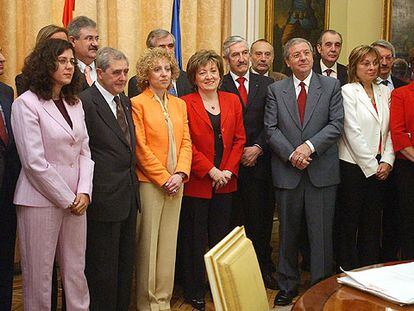 María Jesús San Segundo (en el centro, con traje oscuro), ayer con los responsables de educación autonómicos.