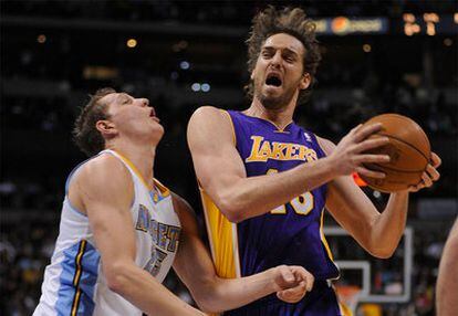 El jugador de Los Angeles Lakers Pau Gasol, ante Mozgov, de los Nuggets.