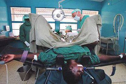 Intervención quirúrgica a una mujer en el hospital de Garissa, en Kenia.