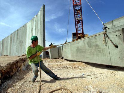 Construcción de un tramo del muro de Cisjordania, en 2004 en Belén.