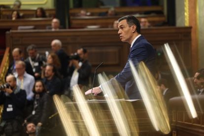 Pedro Sánchez, candidato a la investidura, da la réplica a Mertxe Aizpurua, portavoz de EH-Bildu. 