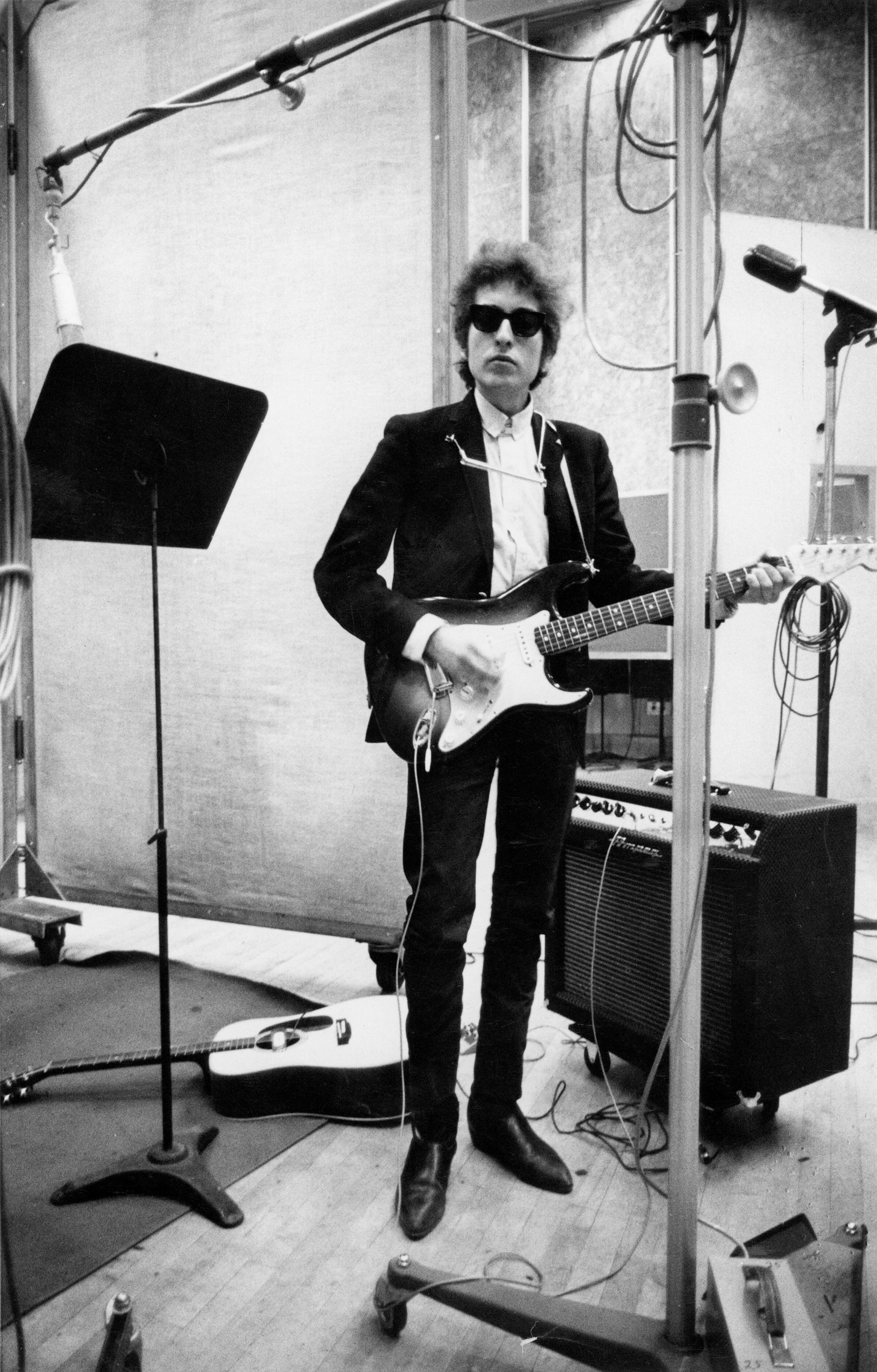 Un pintón Bob Dylan con su Fender Stratocaster grabando 'Bringing It All Back Home' en enero 1965 en los estudios de Columbia en Nueva York.