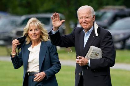 President Joe Biden with the first lady, Jill Biden, yesterday in Washington about to embark.