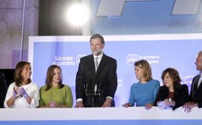 Rajoy, en el balc&oacute;n de la sede central del PP tras conocer su victoria el 20-N.