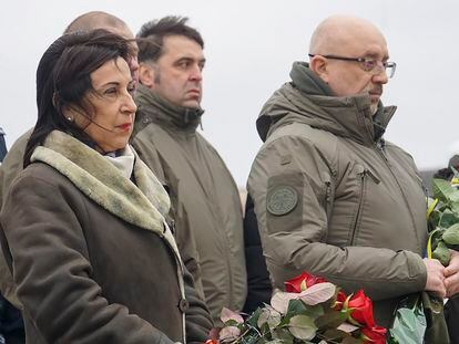 La ministra de Defensa, Margarita Robles, con su homólogo ucranio, Oleksii Réznikov, con gafas, durante la ofrenda floral ante el monumento a los caídos en Odesa.