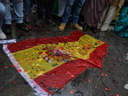 Una bandera española tirada en el suelo en una manifestación contra el cambio de postura sobre el Sáraha Occidental, el día 26.