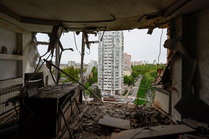 Vista del interior de un apartamento en Kiev que ha sufrido daños tras el derribo de un dron bomba lanzado Rusia.