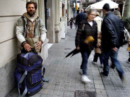 Constantin Nedelcu, un sin techo, en la esquina del Eixample donde suele estar.