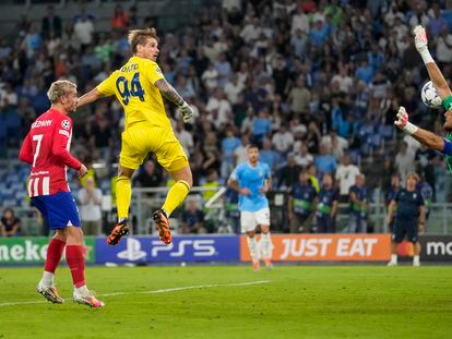 El portero del Lazio, Provedel, marca el gol del empate con este cabezazo que superó a Oblak en el último minuto del partido.