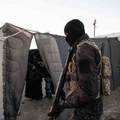 Un efectivo de las Unidades Antiterroristas (YAT, por sus siglas en kurdo) evacúa una tienda del campo de Al Hol antes de proceder al registro de las jaimas en busca de armas y material del ISIS.
