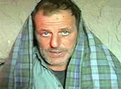 Imagen del vídeo difundido por los talibanes, que muestran al periodista del diario italiano <i>La Repubblica</i> secuestrado.