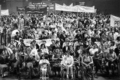 Concentración de víctimas del síndrome tóxico en el Palacio de Deportes de Madrid en 1983.