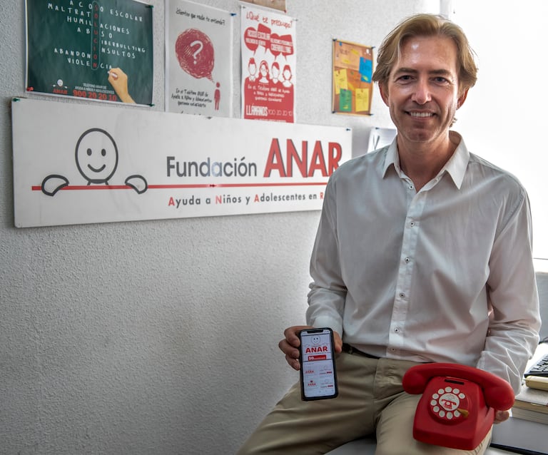 Benjamín Ballesteros Barrado, de la Fundación ANAR (Ayuda a Niños y Adolescentes en Riesgo), en la sede de la ONG.