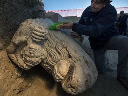 Escultura del león descubierta en el yacimiento de Cástulo.