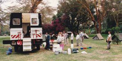 Camión y campamento tras una jornada de safari.