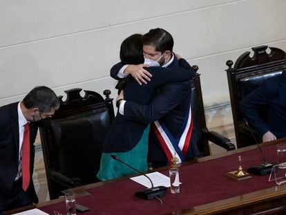 La presidenta de la Convención Constitucional, María Elisa Quinteros, abraza al mandatario chileno, Gabriel Boric, durante la entrega del texto final de la propuesta Carta Magna que será sometida a votación popular el 4 de septiembre.