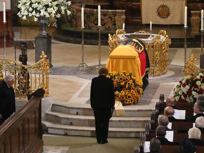 La canciller alemana, Angela Merkel, frente al ataud de Helmut Schmidt, durante el funeral celebrado en Hamburgo el 23 de noviembre.