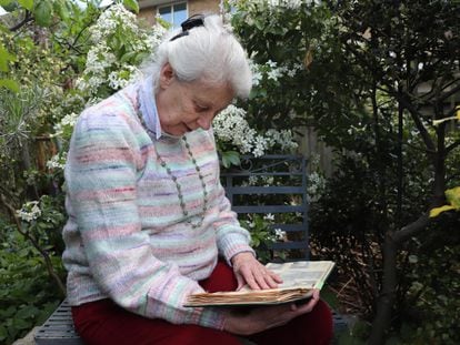 Kathleen Winch, testigo de dos coronaciones, hojea su álbum de fotos este domingo, en su jardín del oeste de Londres.