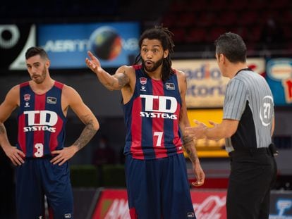 Pierra Henry protesta a árbitro una jugada en el partido entre el Baskonia y el Estrella Roja este viernes en Belgrado