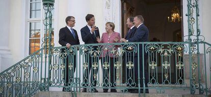 De izquierda a derecha, los primer ministros de Finlandia, Juha Sipila, y Holanda, Mark Rutte, la canciller Merkel, el jefe de Gobierno sueco Stefan Lofven y su hom&oacute;logo dan&eacute;s Lasrs Lokke Rasmussen, en el castillo de Meseberg.