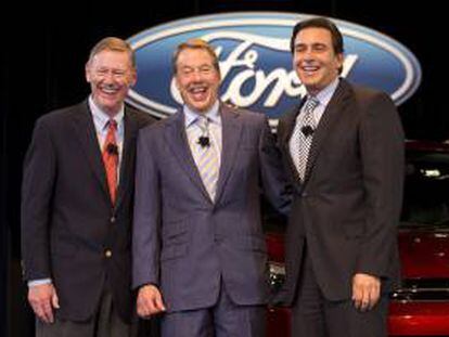 El jefe de operaciones de Ford, Mark Fields (d), el presidente de la compañía, Alan Mulally (i), y el presidente del consejo de administración de la empresa, Bill Ford (c), posan para la prensa en Dearbon, Michigan, Estados Unidos, este 1 de mayo de 2014.