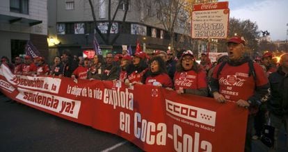Manifestaci&oacute;n de los trabajadores de Coca-Cola ayer en Madrid.
