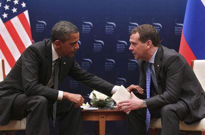 El presidente estadounidense, Barack Obama, conversa con su homólogo ruso Dmitry Medvedev, en la Cumbre sobre Seguridad Nuclear.
