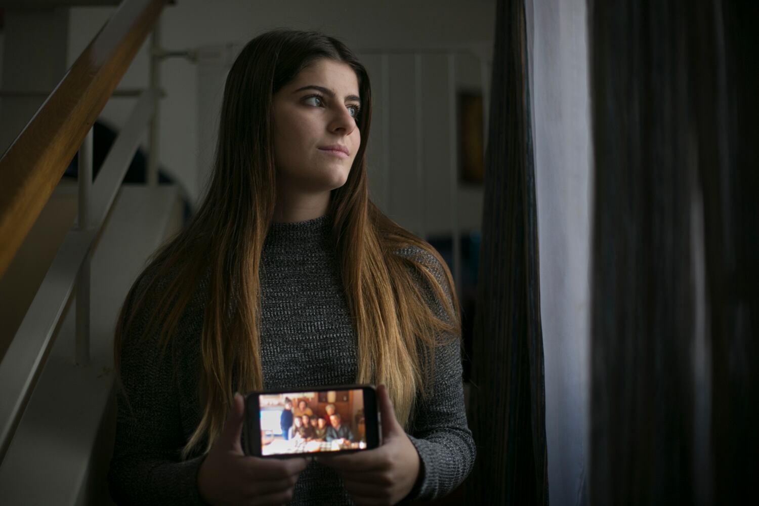 Lucía Guerrero es una estudiante que ha decidido confinarse en su casa de Colmenarejo para poder ver a sus abuelos por Navidad. Su familia (en la foto del móvil) también va a hacer cuarentena.