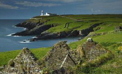 Faro de Galley Head, en la ruta Wild Atlantic Way, en la costa occidental de Irlanda.