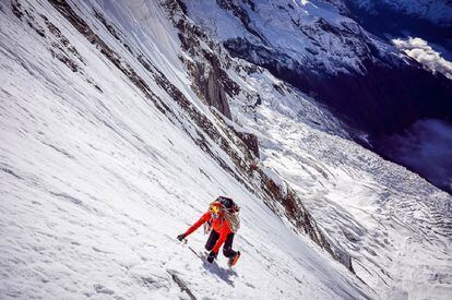 Ueli Steck, escalando en el Annapurna (Nepal).