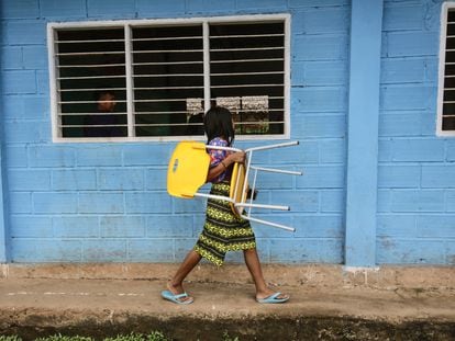 Una estudiante camina a su salón de clases en una escuela del municipio de Unguia (Colombia), cerca de la frontera con Panamá.