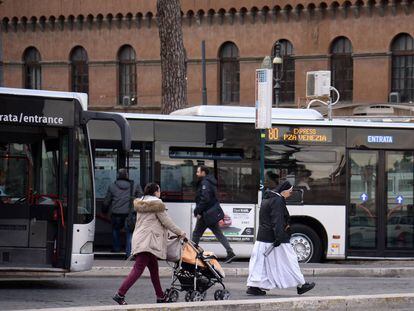 Una monja pasa frente a un autob&uacute;s en una estaci&oacute;n de transporte p&uacute;blico el en Piazza Venezia en Roma. FILIPPO MONTEFORTE / AFP / Getty Images)